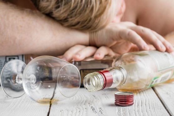 Алкоголь уничтожает клетки мозга человека`