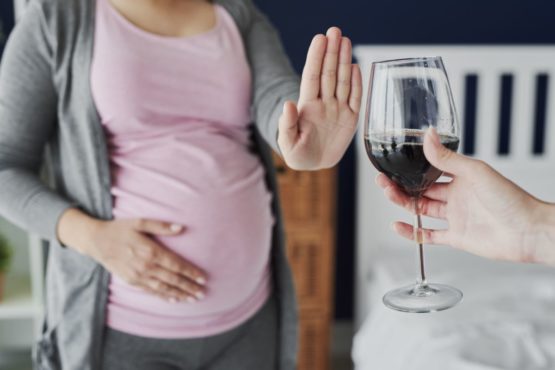 Беременным женщинам не рекомендуется принимать алкоголь