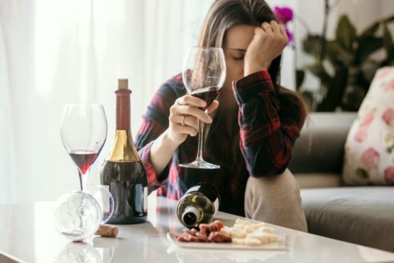 Девушка пьет вино во время большой депрессии