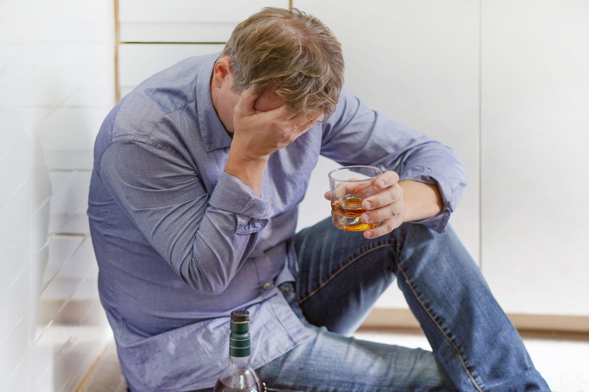 Какие причины приводят людей к употреблению алкоголя и алкогольной зависимости