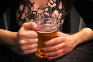 Любят ли женщины пить пиво?