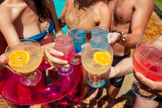 Не пейте на пляже алкогольные напитки и коктейли