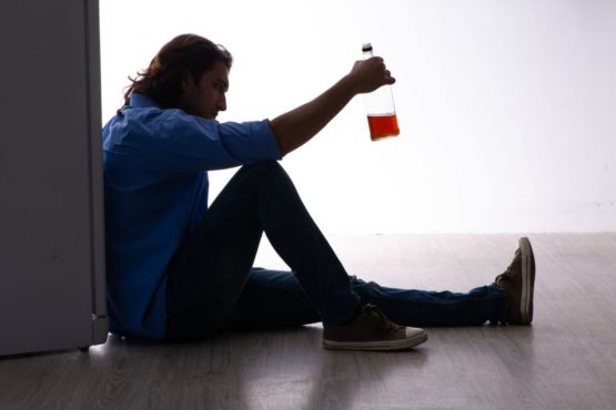 Почему человек заболевает алкоголизмом