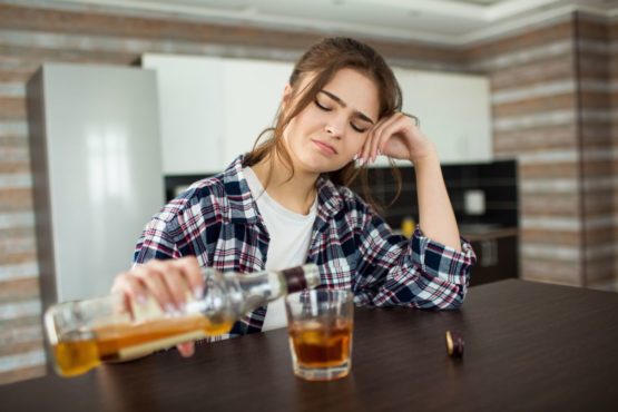 Употребляя алкоголь при стрессе или депрессии, легко попасть в алкогольную зависимость