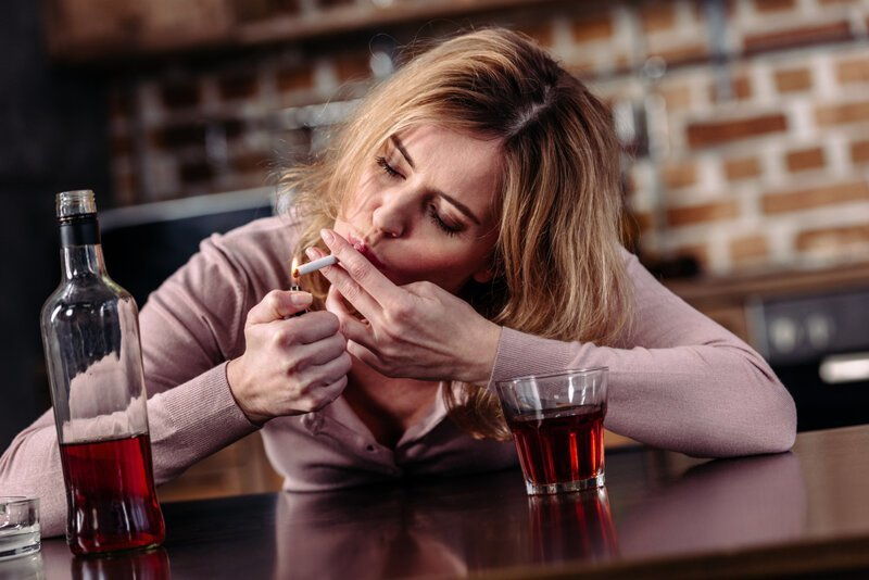 Женский алкоголизм: как распознать по внешним признакам и самочувствию